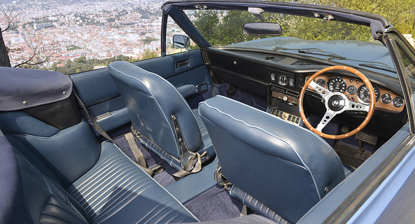 location-ASTON MARTIN-Nice-roadstr