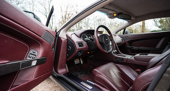 location-ASTON MARTIN-Courbevoie-roadstr