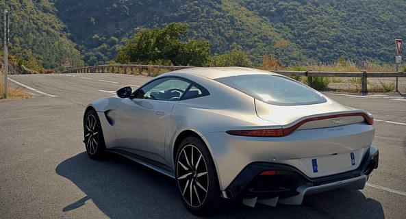 location-ASTON MARTIN-Lyon-roadstr