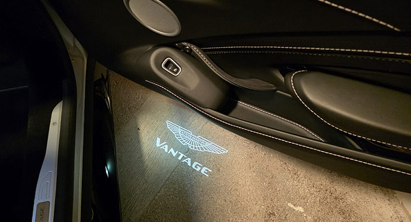 location-ASTON MARTIN-Lyon-roadstr