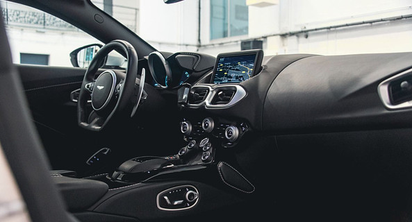 location-ASTON MARTIN-Lyon-roadstr