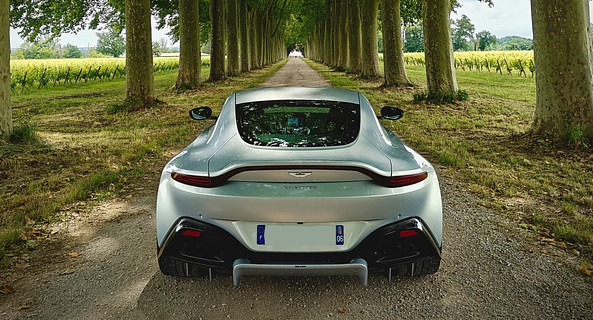 location-ASTON MARTIN-Lyon-roadstr