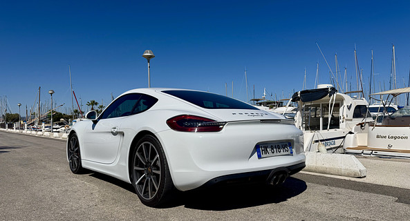 location-PORSCHE-Hyères-roadstr
