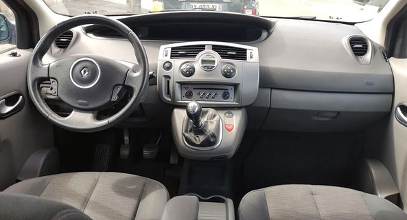 location-RENAULT-Saint-Denis-roadstr