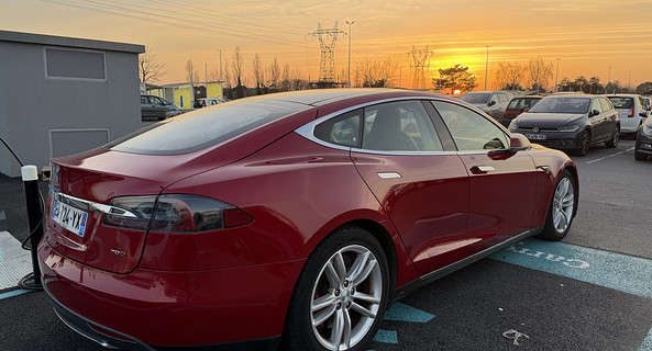location-TESLA-Les Ulis-roadstr