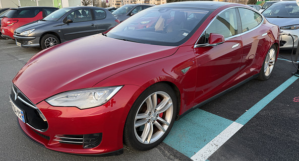 location-TESLA-Les Ulis-roadstr