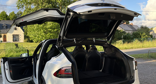 location-TESLA-Quédillac-roadstr