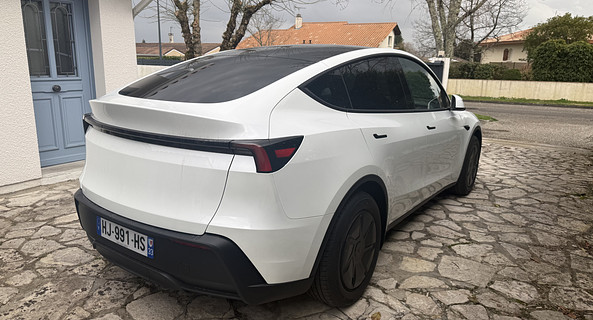 location-TESLA-Blanquefort-roadstr