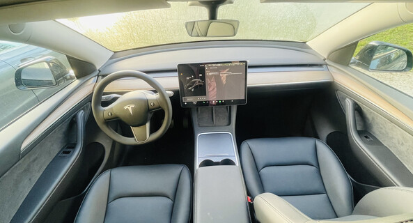 location-TESLA-Versailles-roadstr