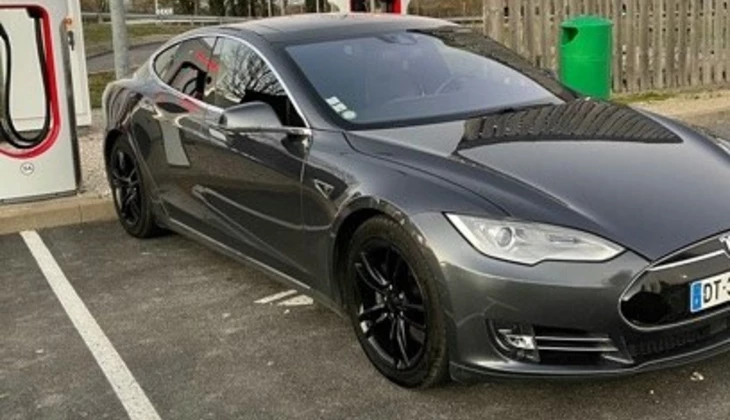 location-TESLA-Ballainvilliers-roadstr