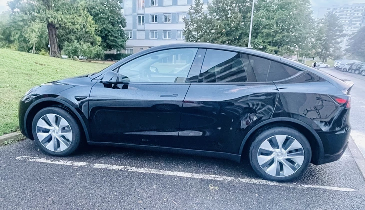 location-TESLA-Versailles-roadstr