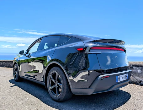 location-TESLA-Saint-Denis-roadstr