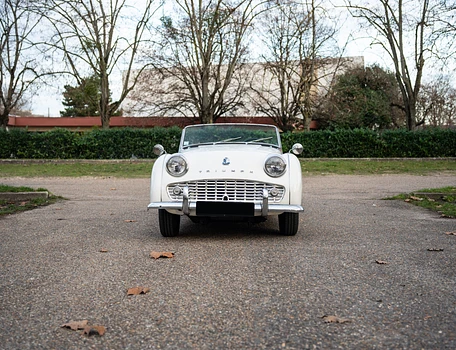 location-TRIUMPH-Courbevoie-roadstr